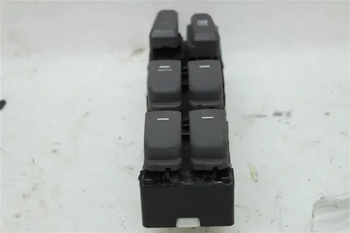 FRONT DOOR WINDOW SWITCH Hyundai Sonata 11 12 13 14 Left – 977817