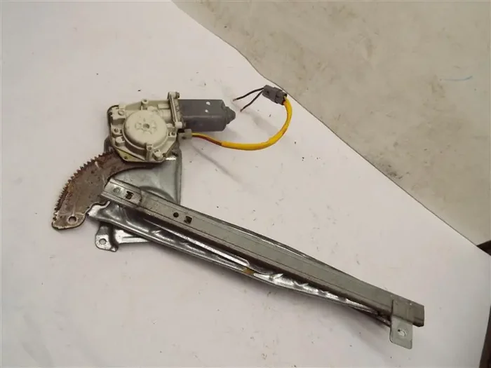 REAR WINDOW REGULATOR Navigator Expeiditon 97 98 99 00 01 02 Right – MRK221333